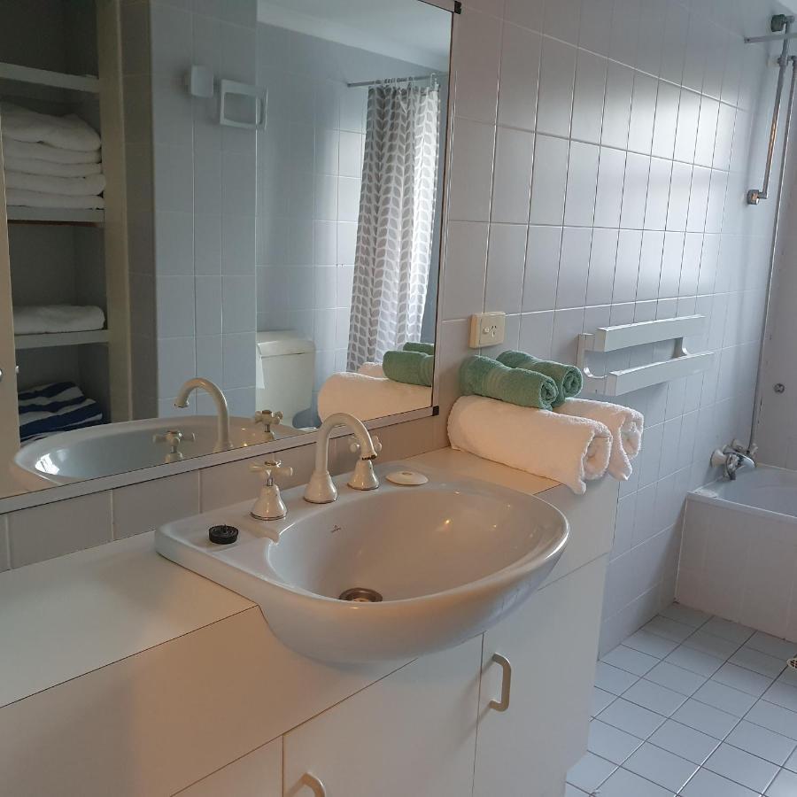 Villa Venezia Apt 3 - Spacious Hervey Bay Beachfront Apartment Екстер'єр фото