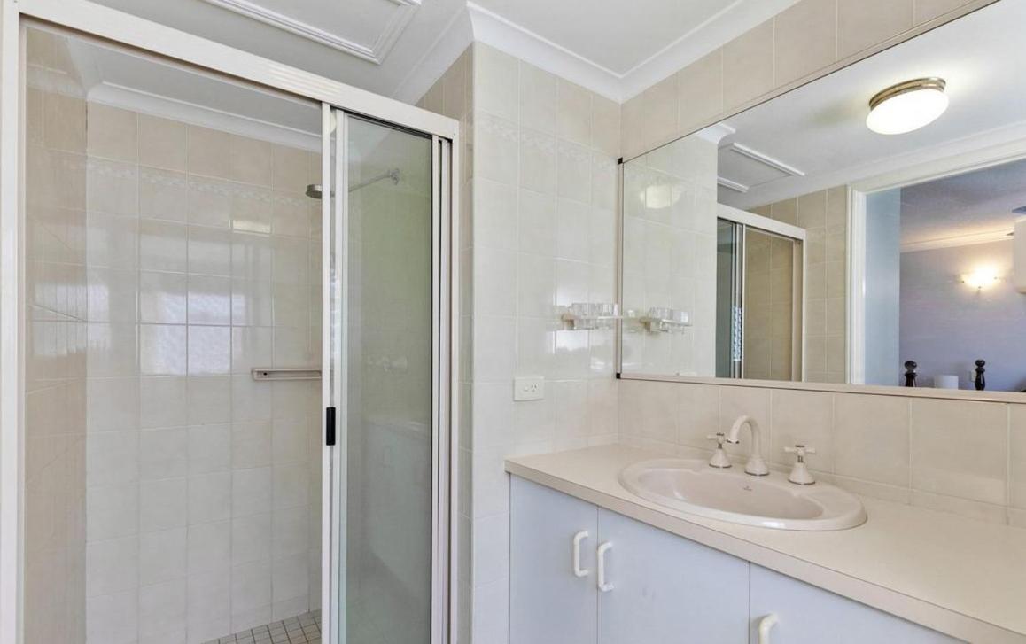 Villa Venezia Apt 3 - Spacious Hervey Bay Beachfront Apartment Екстер'єр фото